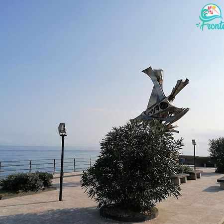 Villa Casa Fronte Mare Santa Teresa Di Riva Exterior foto