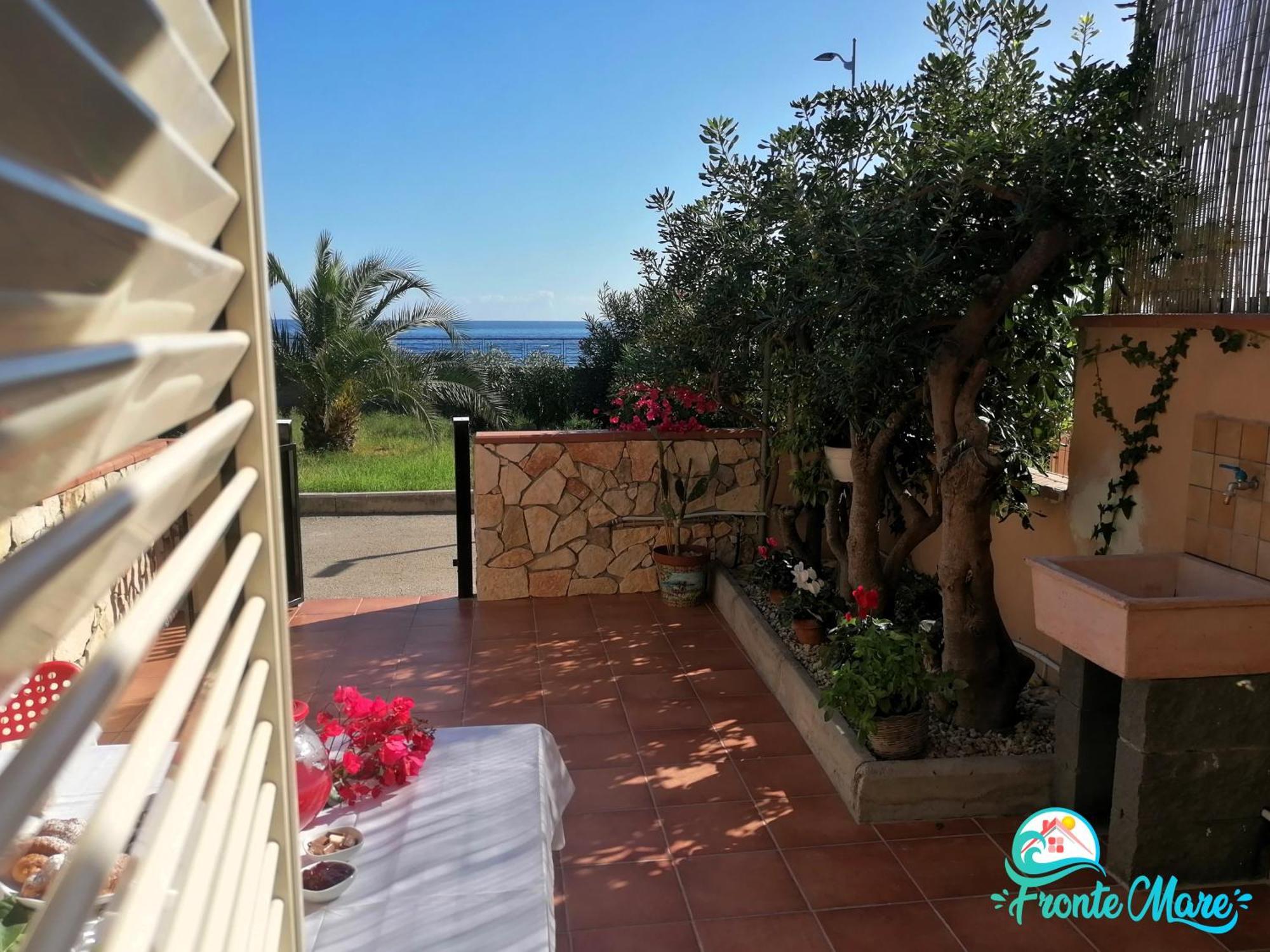 Villa Casa Fronte Mare Santa Teresa Di Riva Exterior foto