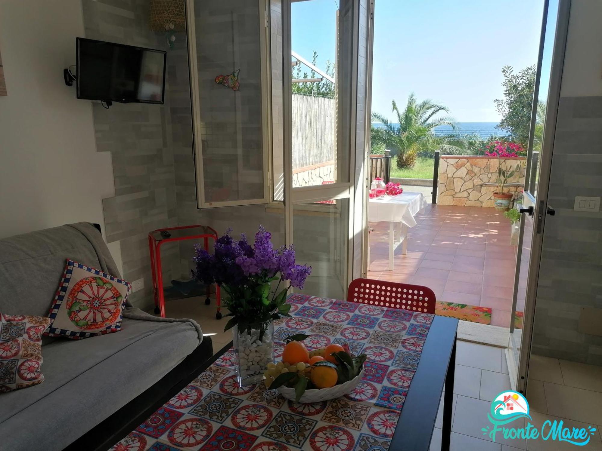 Villa Casa Fronte Mare Santa Teresa Di Riva Exterior foto